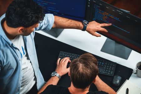 Equipa a trabalhar no computador